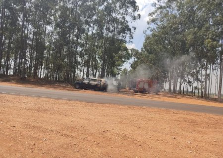 Ivinhema - Veículo pega fogo na BR 376 entrada da Gleba Vitória.
