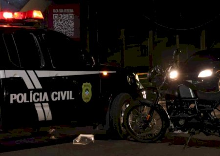 Motociclista não ouve sirene e colide com viatura da Polícia Civil