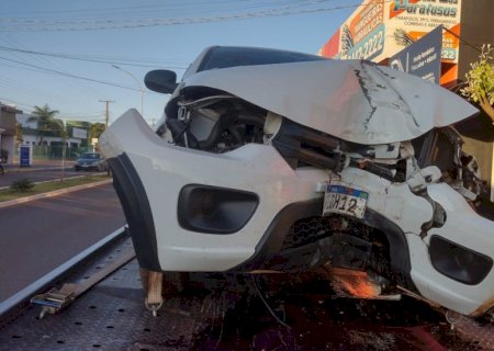 Angélica - Motorista perde controle de veiculo e colide contra arvore.