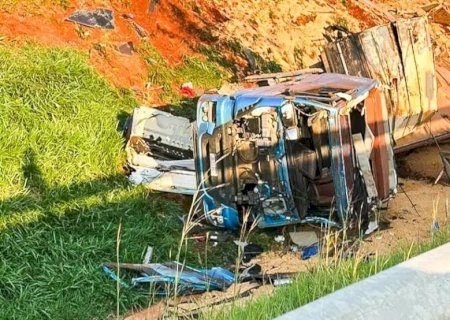 Colisão entre veículos deixa carreta destruída na Serra de Maracaju.