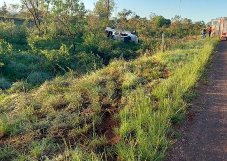 Nova Andradina - Motorista perde controle da direção e capota veiculo na MS 134.