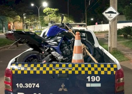 Polícia Militar conduz jovem para a delegacia pela prática de direção perigosa em Nova Andradina