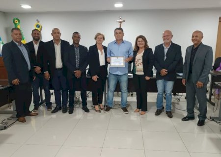 DOUGLAS RICARDO É HOMENAGEADO PELA CÂMARA DE IVINHEMA