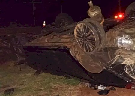 Carro com família e dois cachorros capota após pneu estourar em rodovia .
