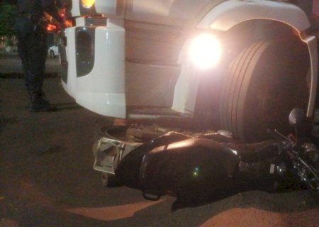 Moto ocupada por mulher e criança é atingida por caminhão em Nova Andradina.
