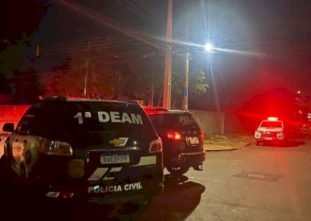 Mulher escapa de dois tiros, abre os braços e ex em fúria dispara mais 3 vezes.