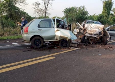 Colisão frontal deixa um morto e outro com ferimentos graves na BR-267.