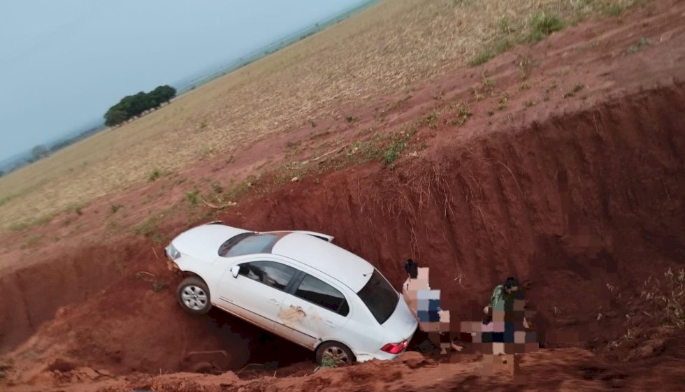 Angélica - Motorista perde controle da direção de veículo saiu da pista e para em uma vala na MS 141.