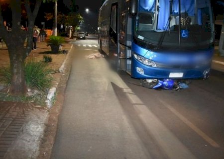 Acidente entre moto e ônibus mata 2 pessoas em cidade de MS