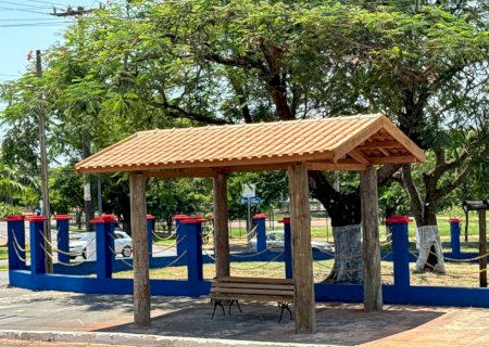Prefeitura de Ivinhema está construindo 8 pontos de ônibus na área urbana