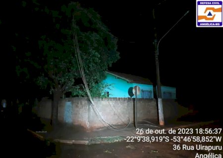 Angélica - Forte vendaval acompanhado de raios e trovões, assusta moradores, derruba fios de alta tensão e deixa uma parte da cidade sem energia.