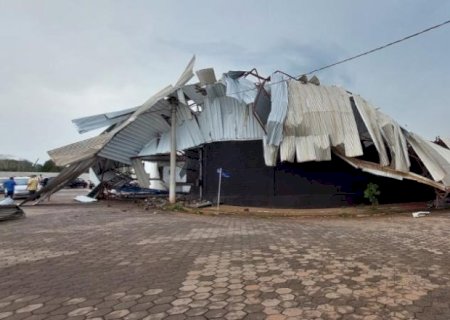 Vendaval faz estrago e destrói barracão em Bataguassu.
