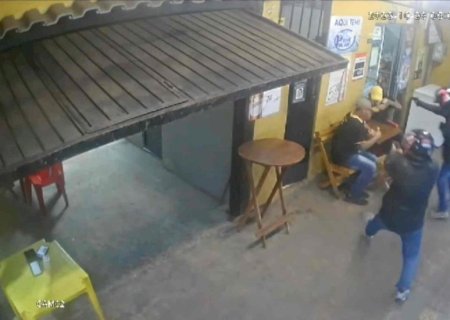 Pai e filho são executados a tiros por dupla em bar