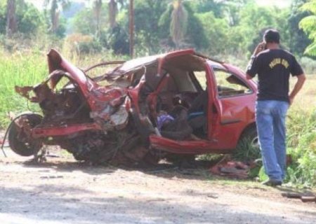 Homem morre e cinco pessoas ficam feridas após carro sair da pista e bater em árvore.