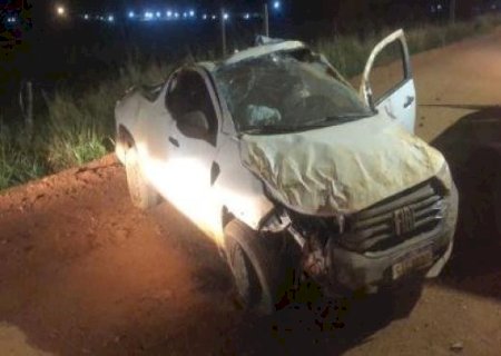 Jovem capota veículo em trecho de avenida que está sendo restaurada.