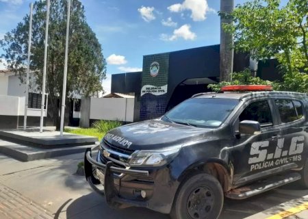 Moradores ouvem gritos e homem é encontrado morto a facadas em terreno baldio.