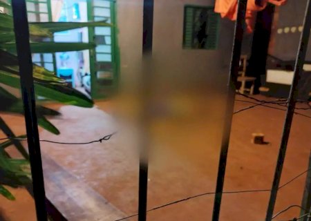 Homem é espancado a paulada e morre na varanda de casa .