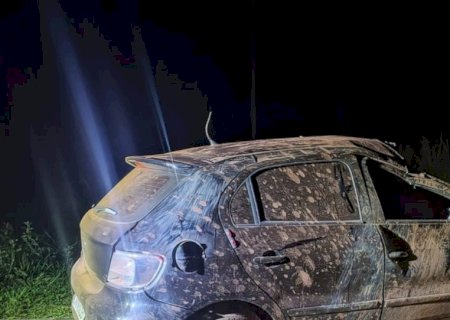 Carro capota durante a madrugada em Bataguassu e fica destruído