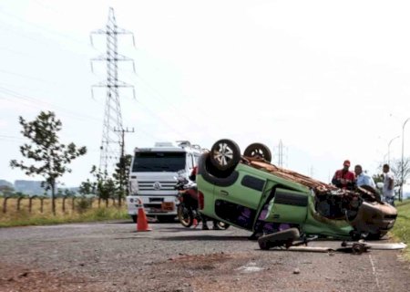 Motorista desvia de cachorro, bate em valeta e capota várias vezes