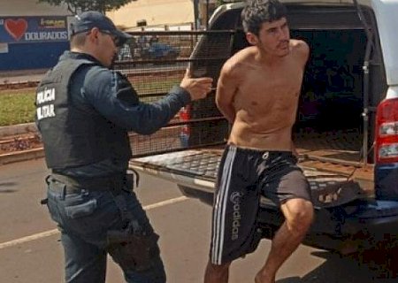 Um dos assaltantes de relojoaria morto em confronto já havia furtado motos e arma em Dourados.