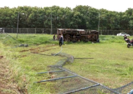 Desgovernado, caminhão carregado com piche invade escola.
