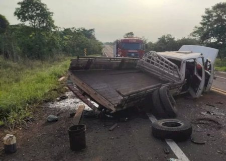 Motorista morre após caminhão de carga capotar várias vezes .