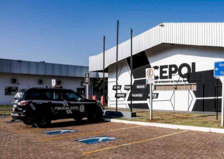 Homem tem faca cravada no peito após defender esposa de briga em conveniência