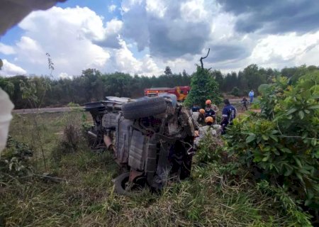Motorista perde controle da direção e capota caminhonete em rodovia.