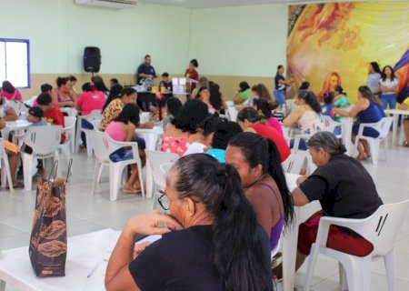 Em ‘Tarde Rosa’, mulheres recebem informações sobre autocuidado feminino.