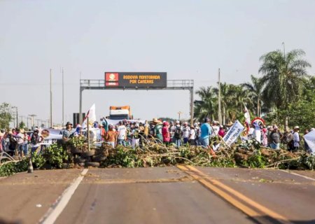 Acampados bloqueiam BR-163 e reivindicam assentamento e modernização do Incra.