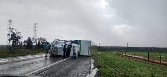 Caminhão tomba na BR-262 após chuva e fortes ventos