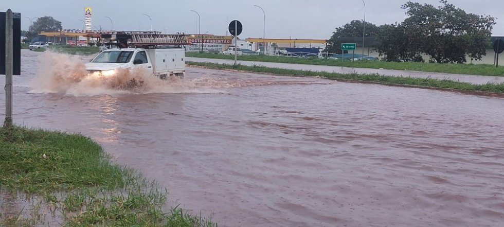 Chuva alaga BR-267 e causa transtornos para motoristas em Bataguassu