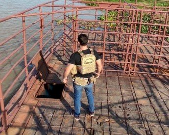 Polícia Federal apreende balsa carregada de diesel contrabandeado