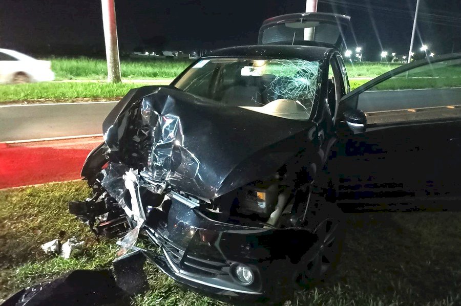 Condutor de carro perde controle e bate em portão nos fundos do Estádio Andradão, em Nova Andradina