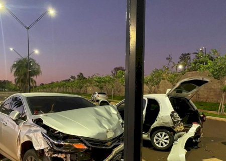 “Racha”termina em acidente e com 2 pessoas feridas
