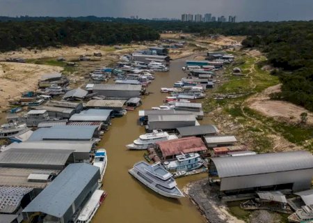 Com seca no Amazonas, ribeirinhos têm dificuldades para se locomover