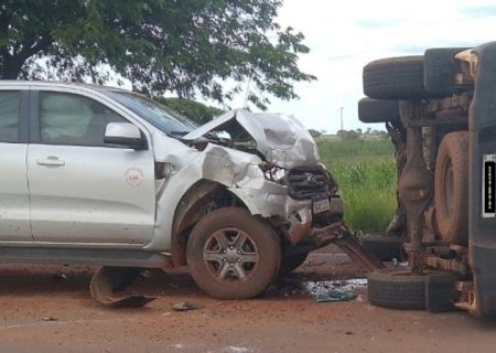 Acidente envolvendo duas camionetes deixa uma pessoa com ferimentos leves na MS-134
