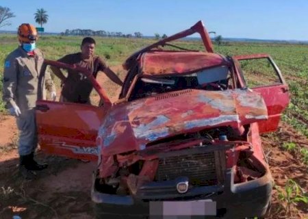 Carro capota e quatro pessoas, entre elas duas crianças, ficam feridas