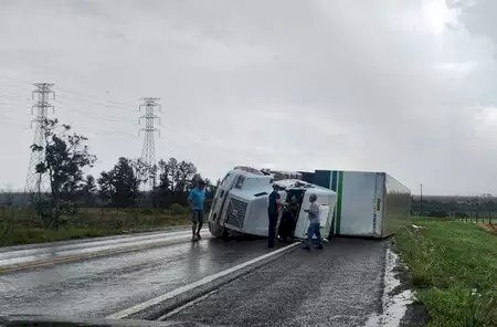 Caminhão tomba na BR-262 após chuva e fortes ventos