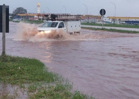 Chuva alaga BR-267 e causa transtornos para motoristas em Bataguassu