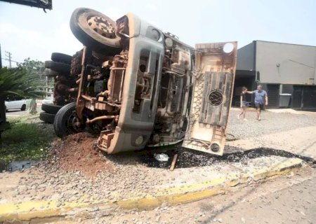 Aos gritos, motorista tomba caminhão desgovernado sem atingir ninguém