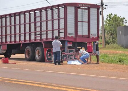 Idoso morre após ser atropelado por caminhão