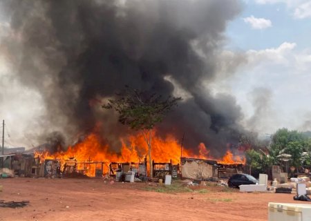 Incêndio de grandes proporções destrói casas de uma das maiores favelas de Campo Grande