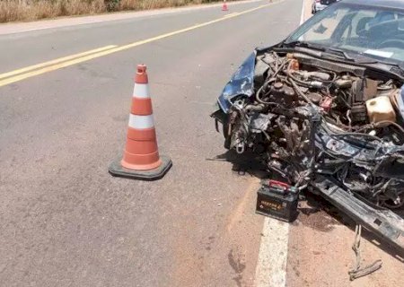 Motor de Monza esfacela após colisão de frente com caminhonete na BR-163