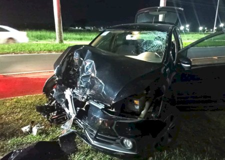 Condutor de carro perde controle e bate em portão nos fundos do Estádio Andradão, em Nova Andradina