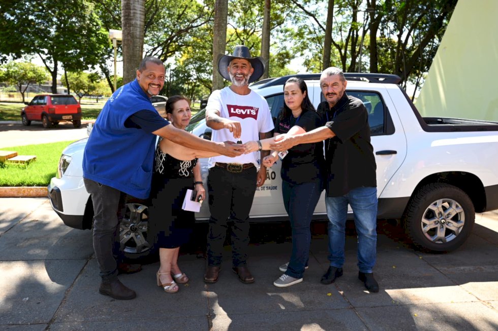 Prefeito de Ivinhema entregou veículo zero KM para área da saúde