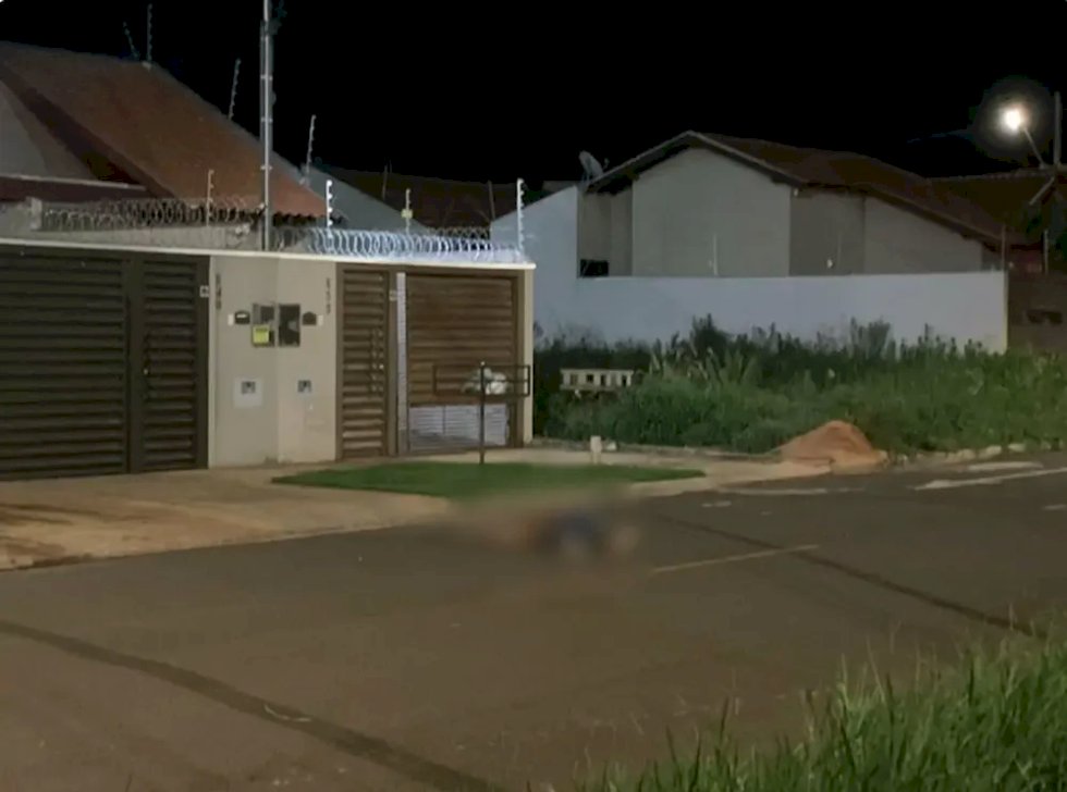Homem é morto com mais de 20 tiros na frente da esposa e filho
