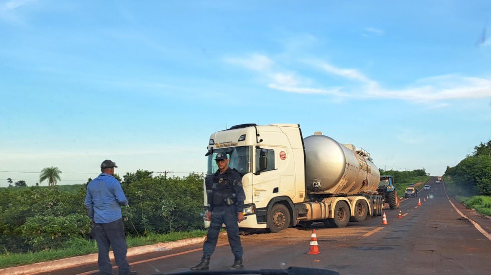 Angélica - Carreta colide em traseira de caminhão na MS 274