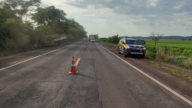 Motorista morre em colisão frontal entre carro e caminhão na BR-262 em MS