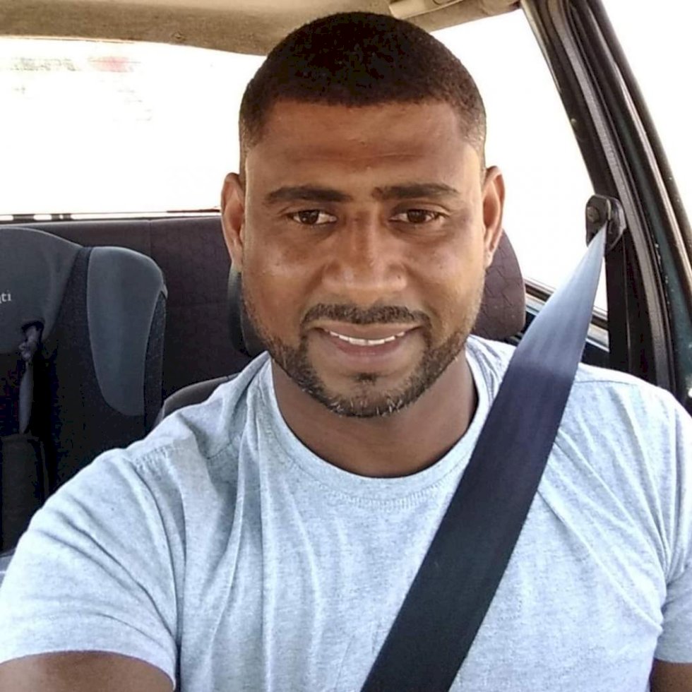 Ao colocar o celular para carregar no banheiro, homem sofre descarga elétrica e morre